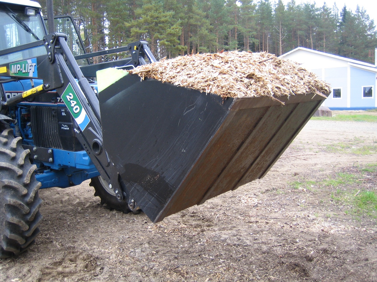 Traktori ja pienkuormaajakauhat 1/2